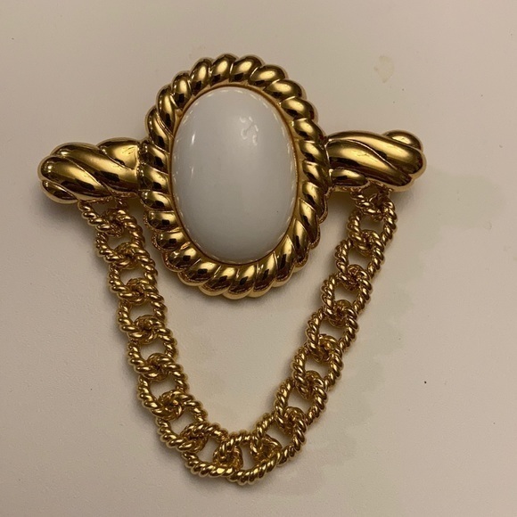 Monet Jewelry - VTG Monet oval white enamel stone framed in gold tone frame/bar w/hanging chain